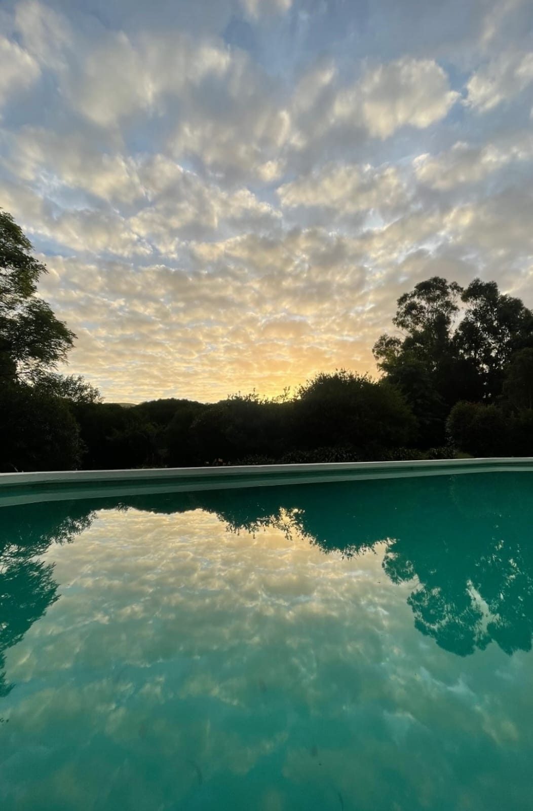 Pileta al atardecer en La Quinta, salón de eventos en Balcarce