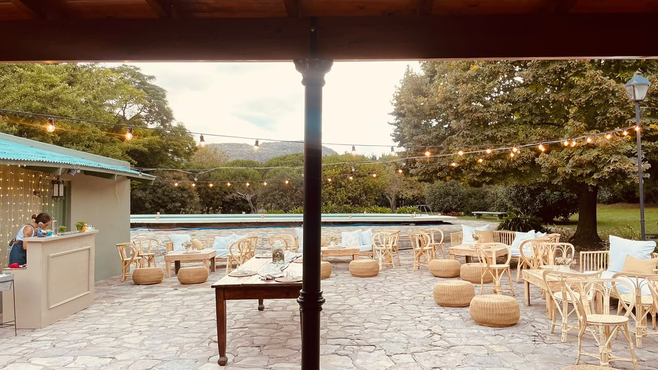Patio de La Quinta con lounge, luces y vista a la sierra de Balcarce
