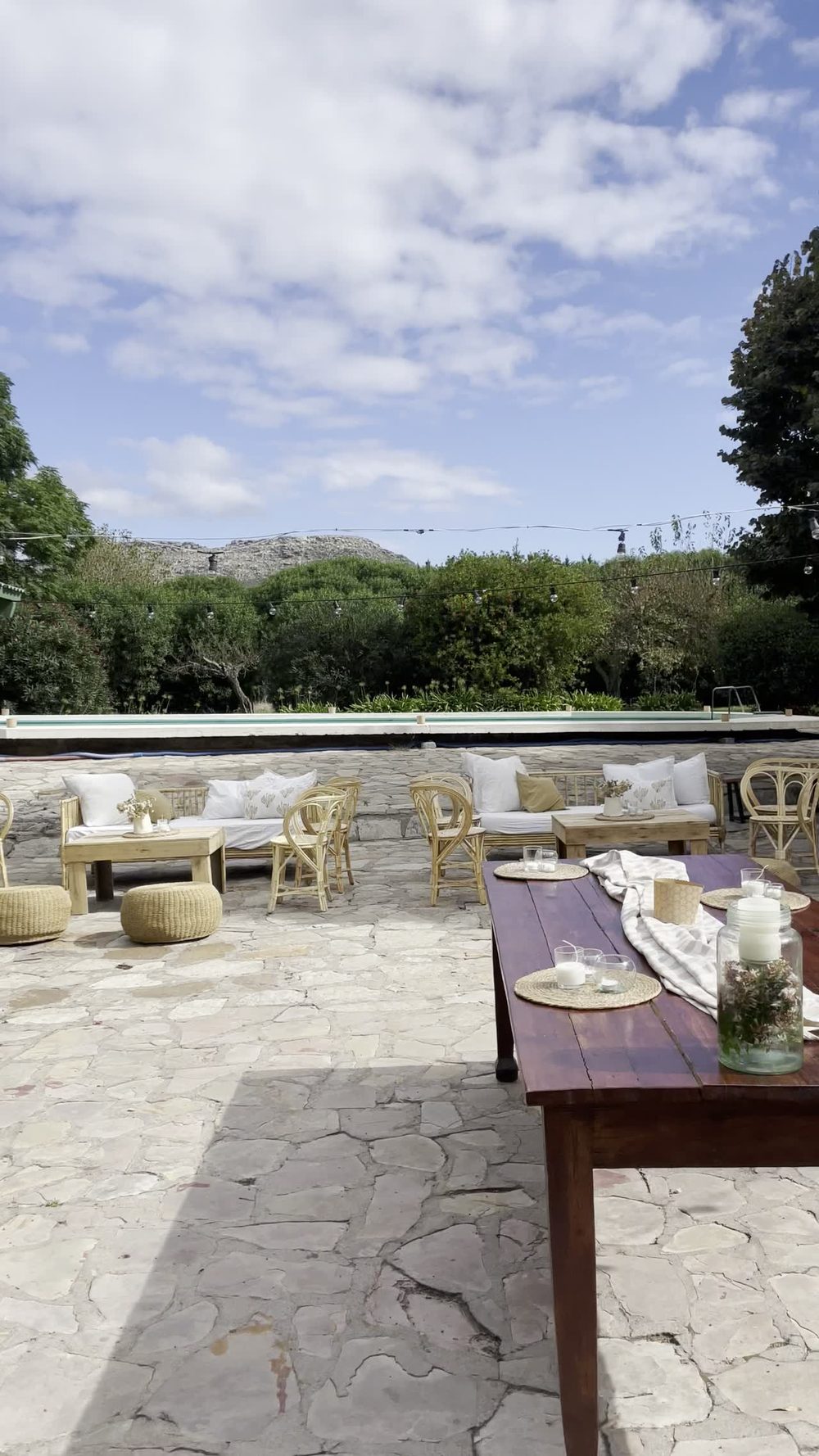 Patio de La Quinta con vista a la sierra de Balcarce